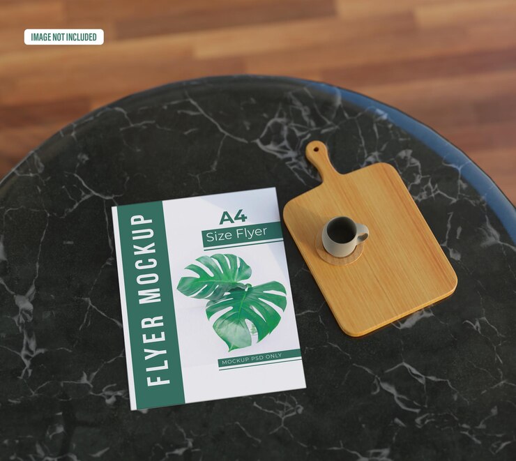 Modello di volantino su un tavolo con tagliere e tazza da tè
