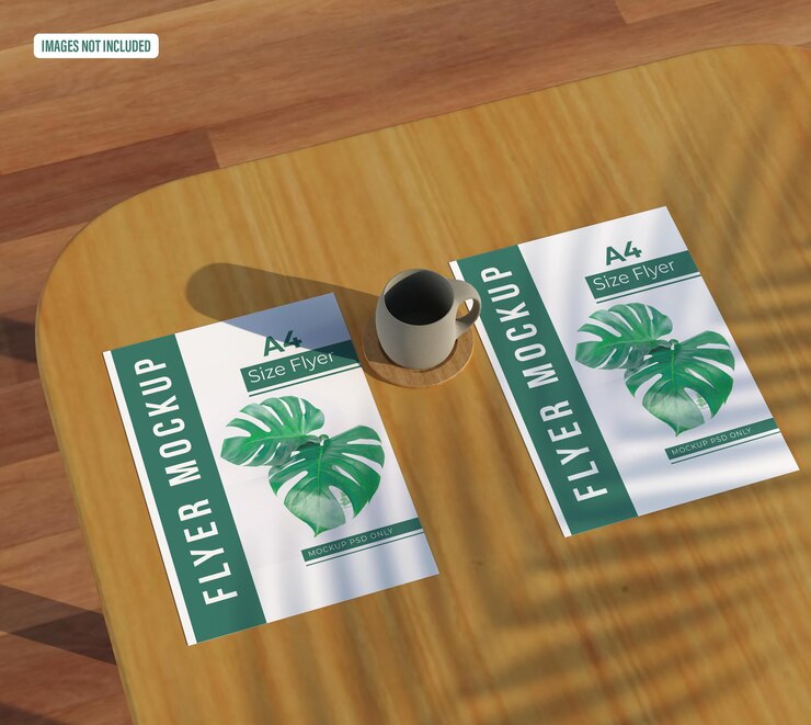 Modello di volantino su un tavolo di legno con tazza da tè