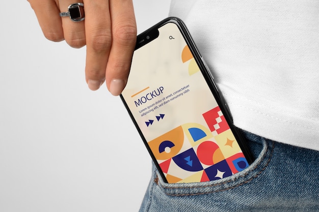 Modello in vista anteriore con smartphone in mano