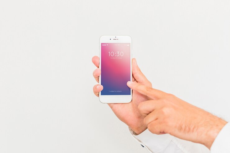 PSD modello maschio dello smartphone della tenuta della mano