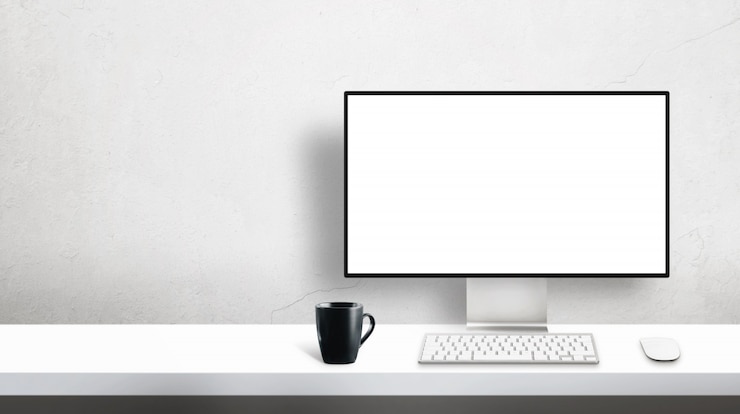 PSD modello professionale moderno del monitor del computer del progettista sulla scrivania con lo spazio della copia accanto sulla parete