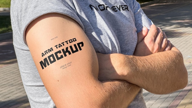 Modello psd del mockup del tatuaggio del braccio