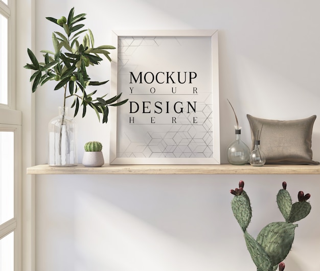 Modellplakate im modernen weißen Wohnzimmer mit Pflanzgefäß und Kissen