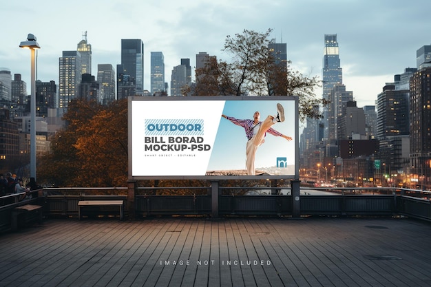 Modelo de banner publicitario al aire libre con fondo de la ciudad