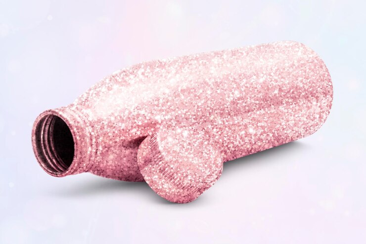PSD modelo de botella de agua rosada brillante sobre un fondo pastel