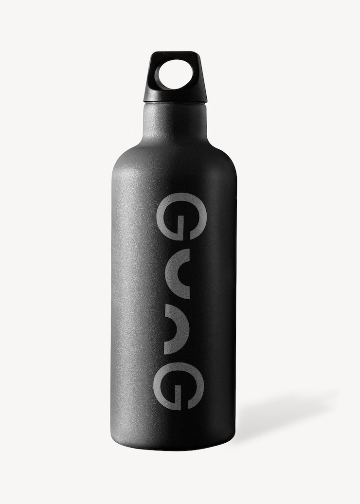 PSD modelo de botella deportiva en acero inoxidable en diseño minimalista