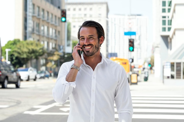 Modelo de camisa de hombre de negocios casual hablando por teléfono sesión de fotos al aire libre