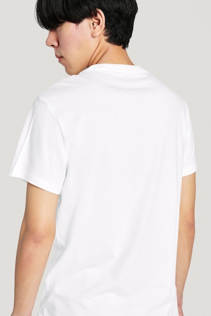 Modelo de camiseta blanca para hombres en un modelo
