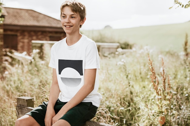 Modelo de camiseta blanca para niños de moda