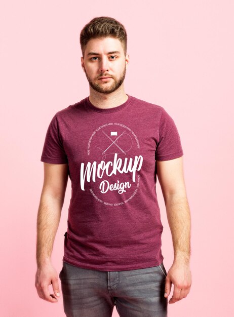 Modelo de camiseta con capucha para el diseño de la marca