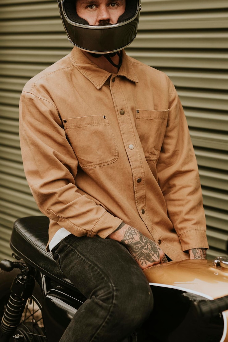 PSD modelo de chaqueta en psd en el modelo urbano del hombre tatuado