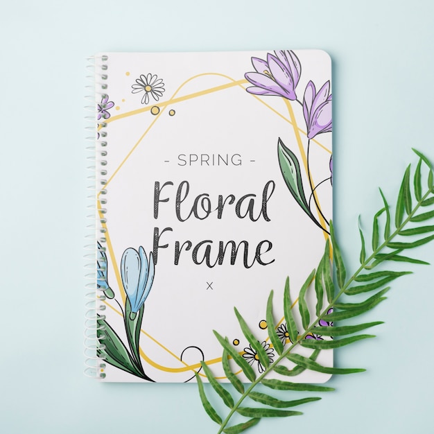 Modelo de bloco de notas para a primavera com flores