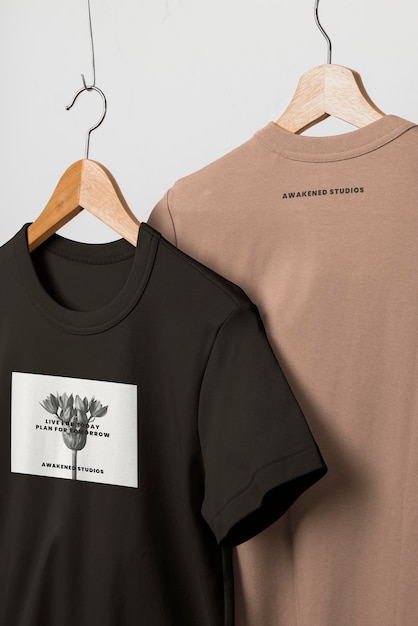 Modelo de camiseta impressa de moda casual feminina de 39 anos em design realista psd