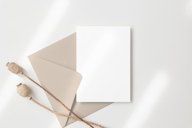 Modelo de cartão 5x7 com envelope bege
