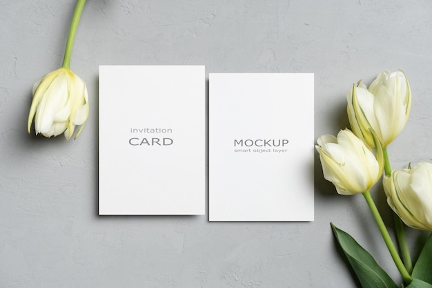 Modelo de cartão de convite de casamento em branco com tulipas frescas na frente e na parte de trás dos dois lados
