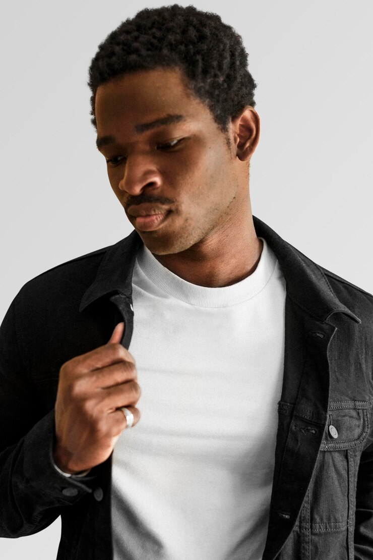 PSD modelo de casaco de jeans preto e camiseta branca psd