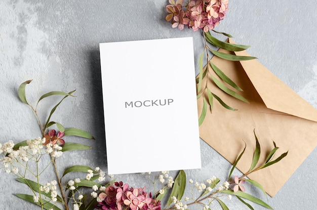 Modelo de convite de casamento ou cartão de saudação com envelope e flores