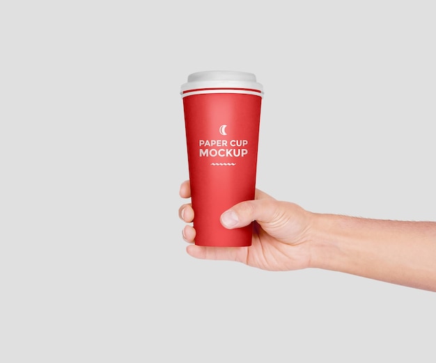 Modelo de copo de papel vermelho na mão