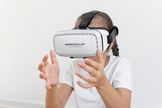 Modelo de criança a usar óculos VR