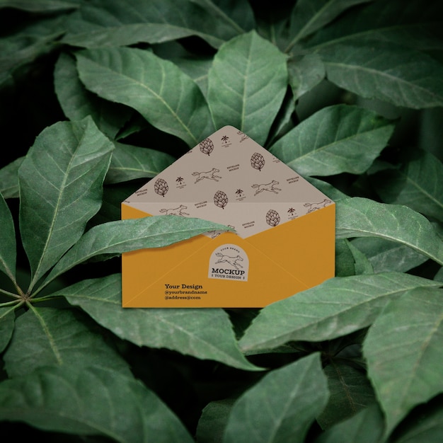 Modelo de envelope aberto em folhas