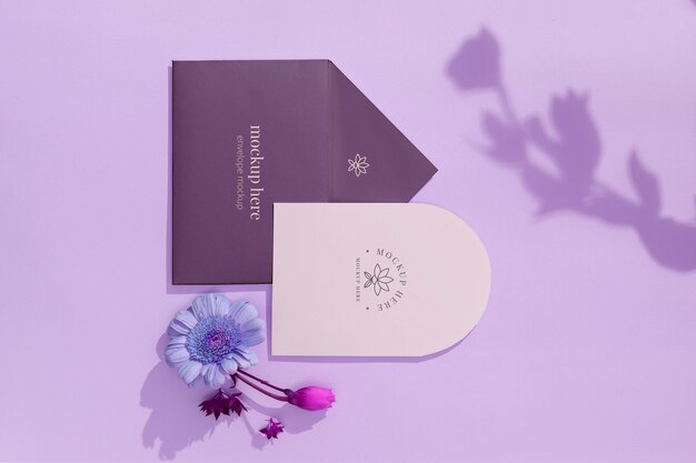 PSD modelo de envelope com cartão e flores