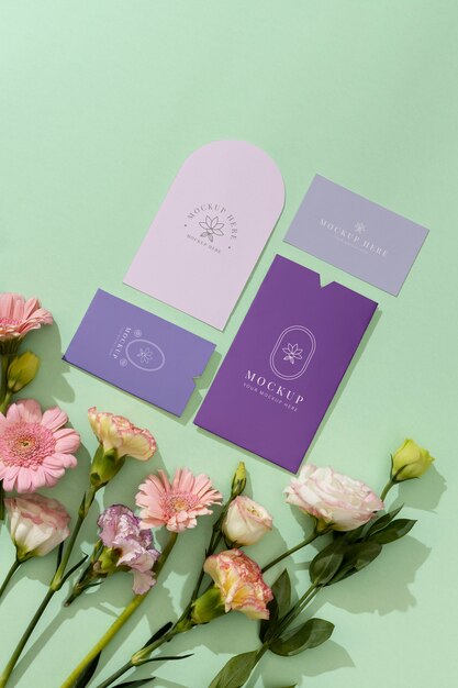 PSD modelo de envelope com cartão e flores