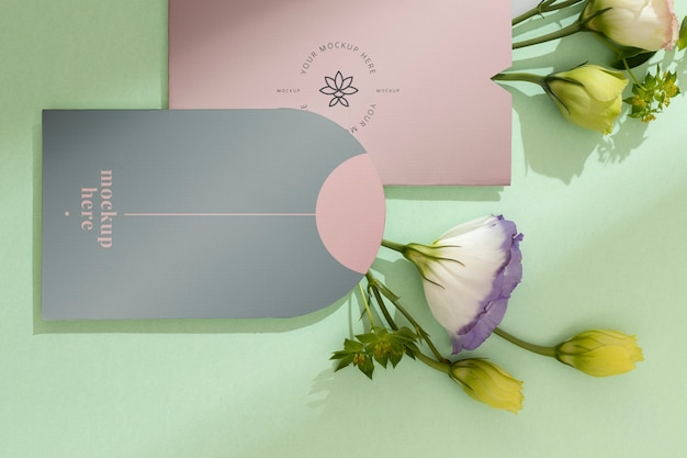 PSD modelo de envelope com cartão e flores