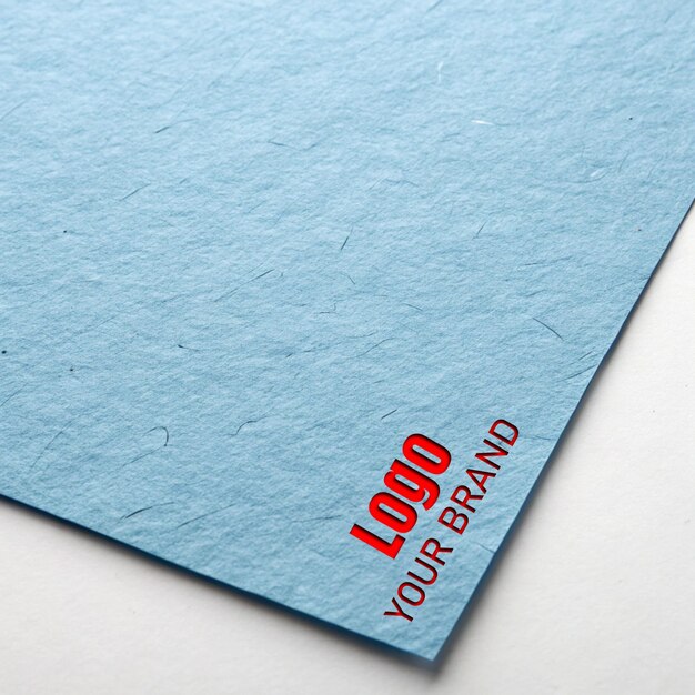 Modelo de logotipo de papel reciclado azul gravado