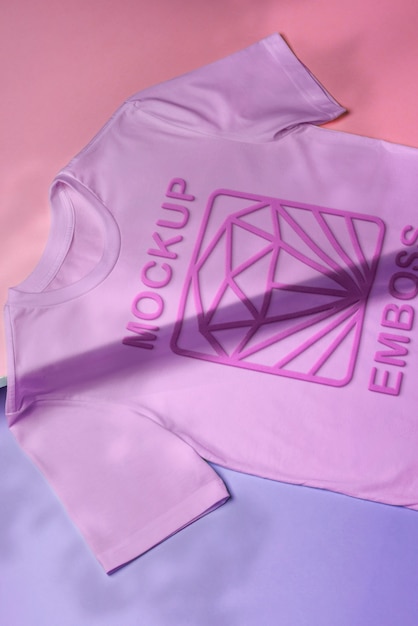 Modelo de logotipo em camiseta com efeito de pointillismo