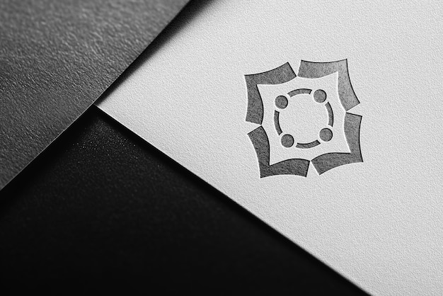 Modelo de logotipo em relevo prateado em papel branco