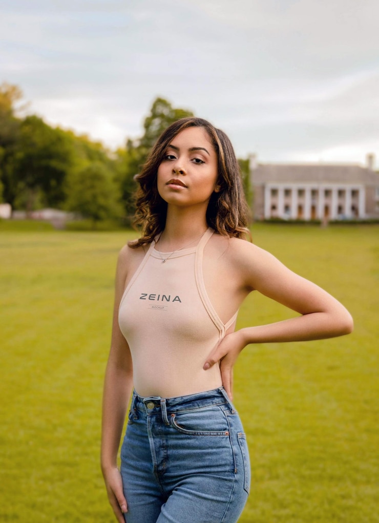 PSD modelo de logotipo em um crop top bege