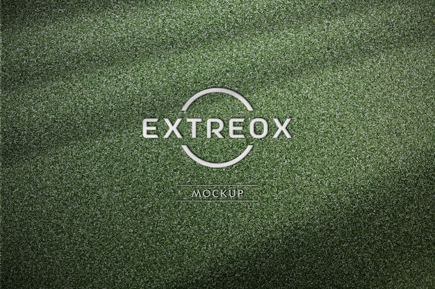 Modelo de logotipo em um tapete verde