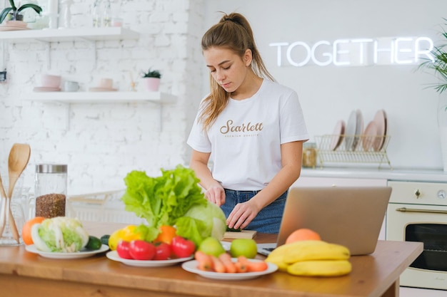 Modelo de logotipo em uma camiseta branca feminina