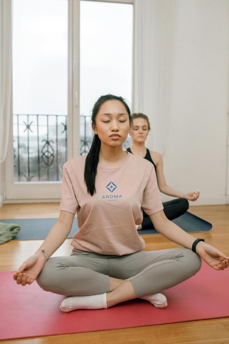 PSD modelo de logotipo em uma camiseta feminina