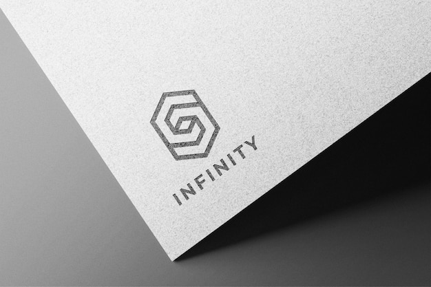 Modelo de logotipo gravado em papel branco