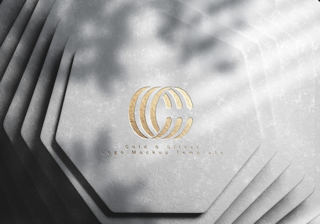 Modelo de maquete de logotipo de ouro e prata de parede hexagonal branca