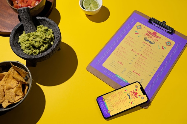 Modelo de menu de restaurante de comida mexicana com smartphone