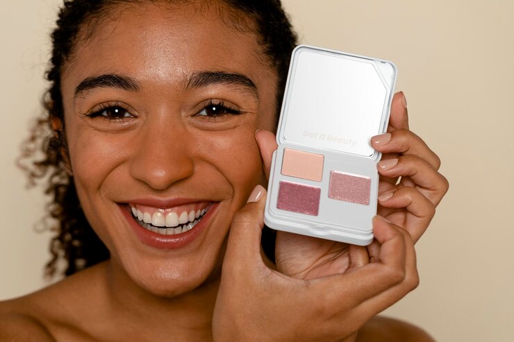 PSD modelo de paleta de sombras de olhos em embalagens de produtos cosméticos