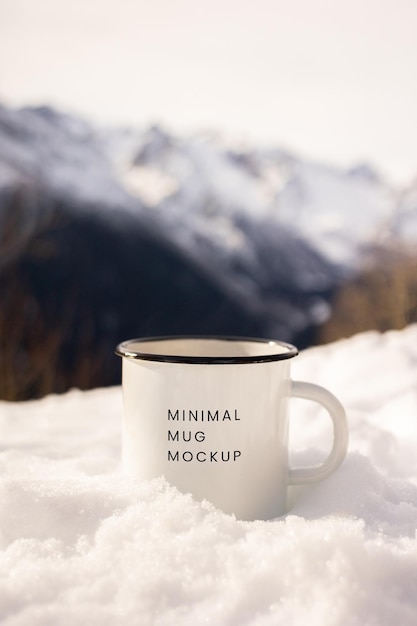 PSD modelo de psd mug na frente de uma paisagem montanhosa nevada