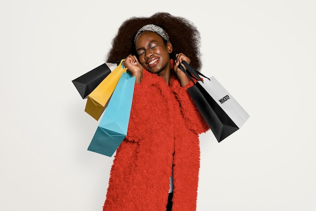 Modelo de saco de compras mulher afro-americana psd