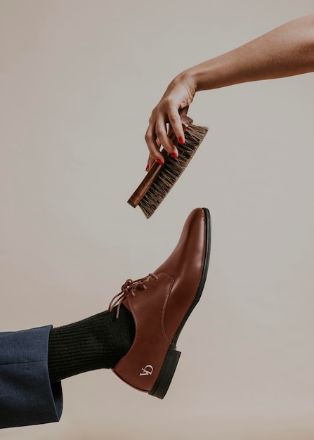 Modelo de sapato de couro para sessão de fotos de moda masculina.