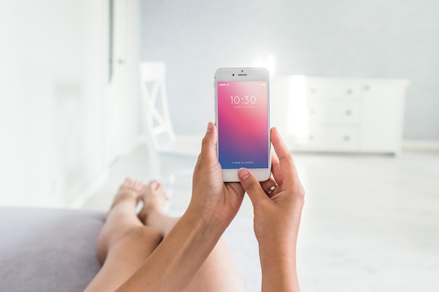 Modelo de smartphone em mão
