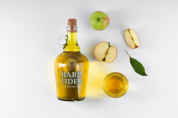 PSD modelo de uma deliciosa garrafa de sidra