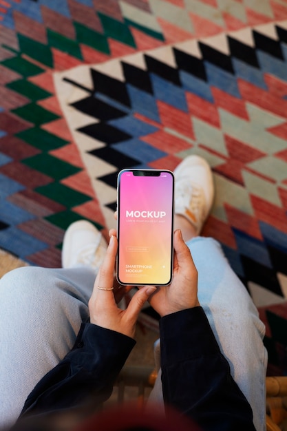Modelo de vista superior segurando um smartphone