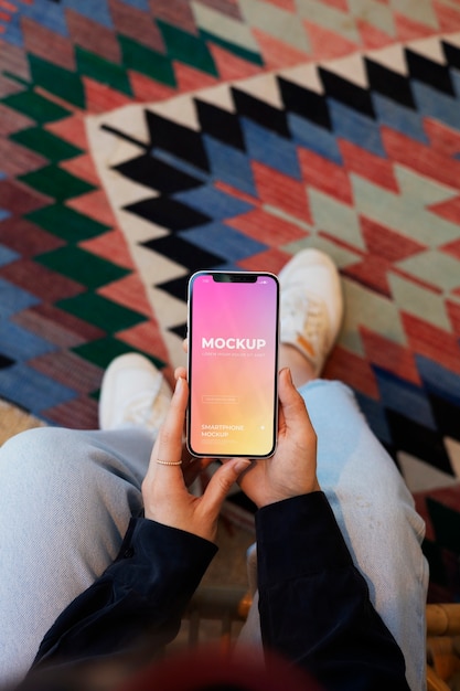 PSD modelo de vista superior segurando um smartphone