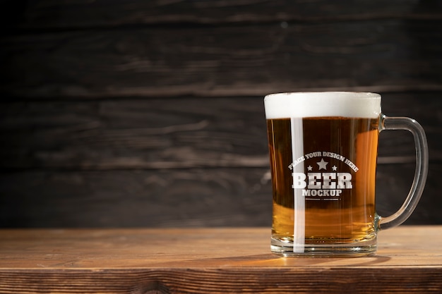 Modelo de xícara de cerveja em mesa de madeira