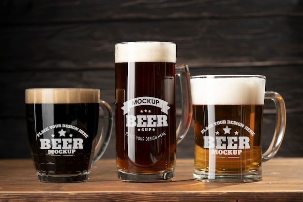 Modelo de xícara de cerveja em mesa de madeira