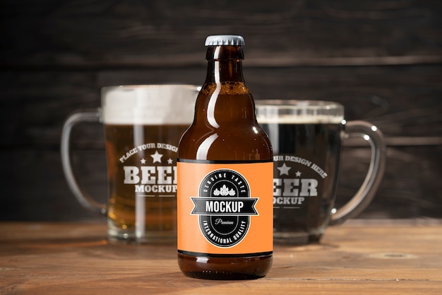 Modelo de xícara de cerveja em mesa de madeira