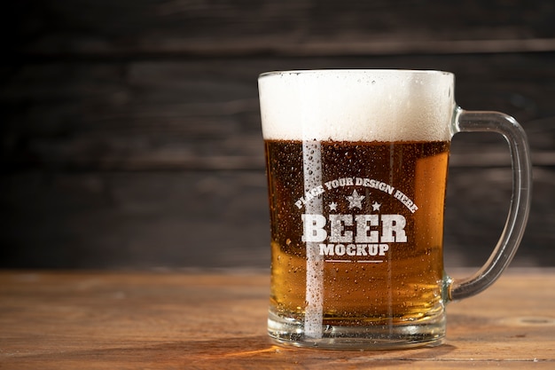 Modelo de xícara de cerveja em mesa de madeira