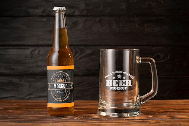 Modelo de xícara de cerveja em mesa de madeira